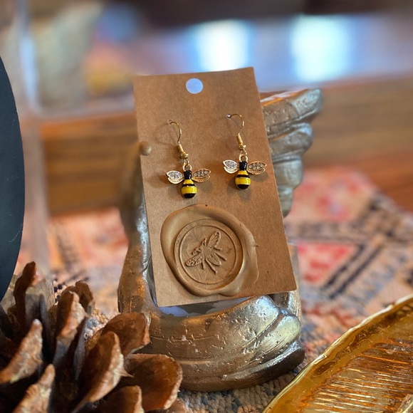 Golden Crystal .05” Bee - Picture 1 of 2